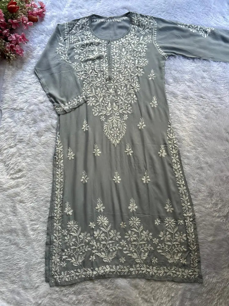 ग्रे मॉडल लखनऊ चिकनकारी कुर्ता