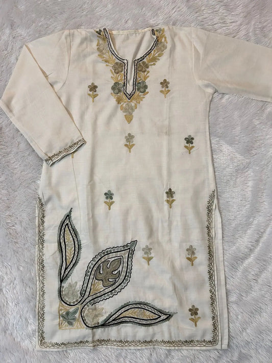 white Kashmiri kurta with traditional embroidery by Hayat’s Lucknowi