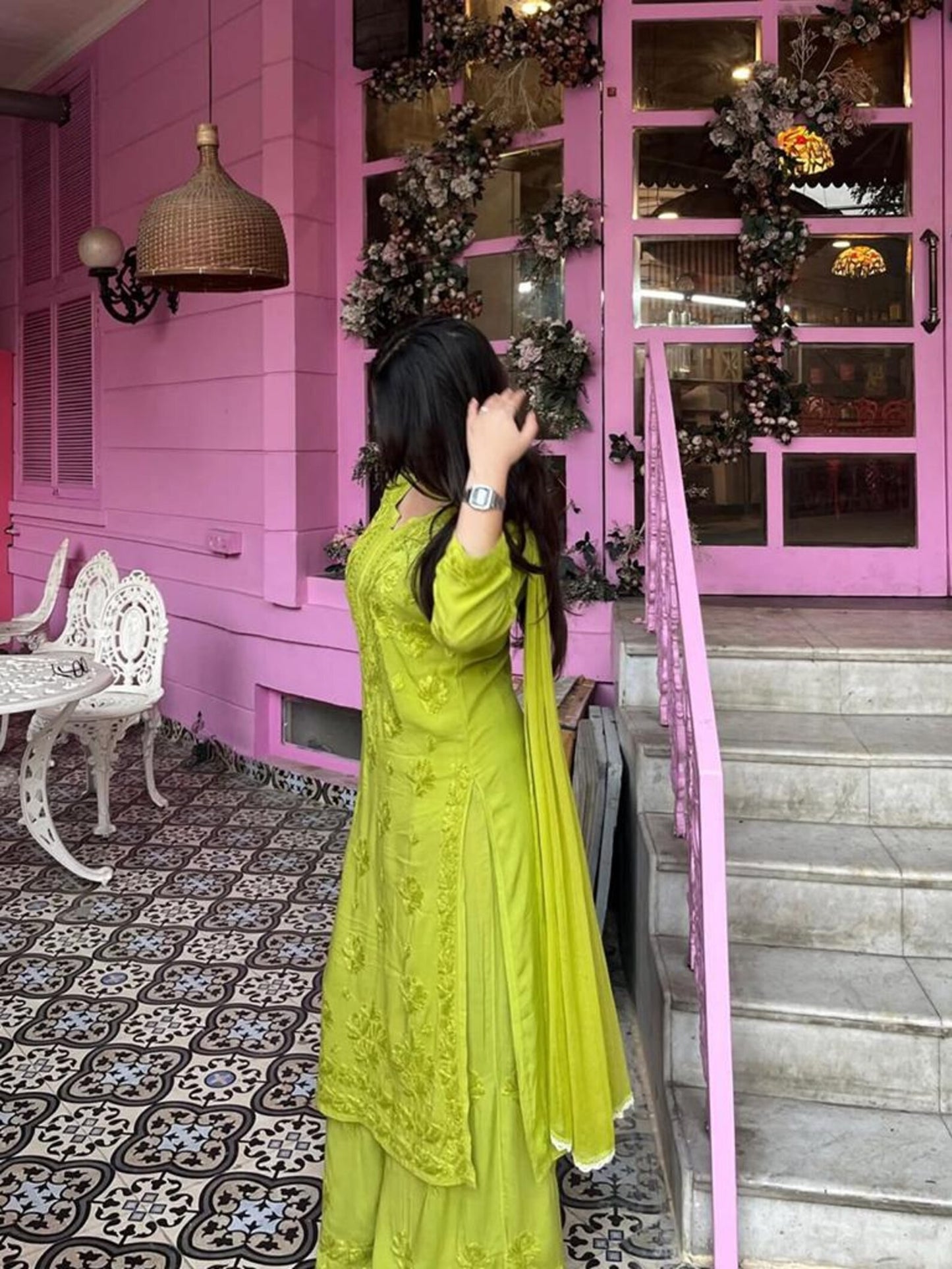 ज़ीनत एम्बर रेयॉन लखनऊ चिकनकारी कुर्ता सेट दुपट्टे के साथ