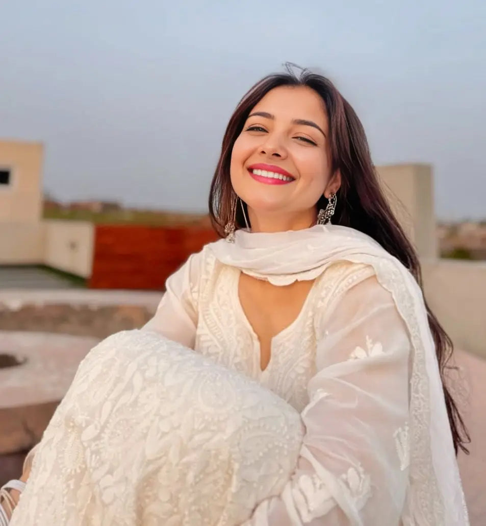 युसरा व्हाइट जॉर्जेट चिकनकारी कुर्ती