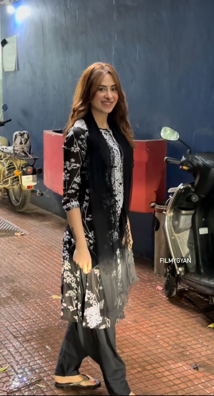 
Batool black mul mul chikankari kurta featuring delicate hand embroidery and soft breathable fabric for elegant, timeless everyday ethnic wear by Hayat's Lucknowi.
