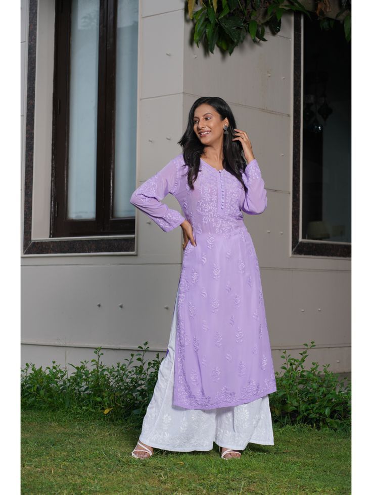 Lavender viscose georgette kurta with chikankari embroidery by Hayat’s Lucknowi