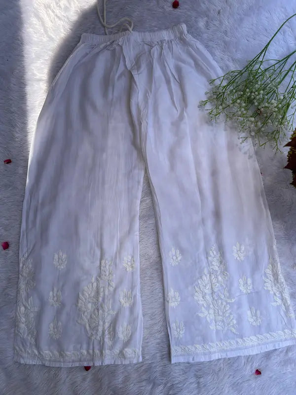 White Lucknowi chikankari kurta set by Hayat’s Lucknowi