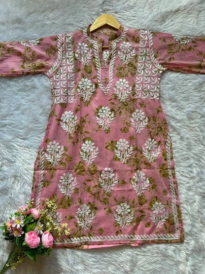 
Sana pink mul mul Lucknowi chikankari kurta set featuring delicate hand embroidery and soft breathable fabric for graceful everyday and festive ethnic wear by Hayat's Lucknowi.
