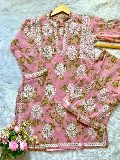 
Sana pink mul mul Lucknowi chikankari kurta set featuring delicate hand embroidery and soft breathable fabric for graceful everyday and festive ethnic wear by Hayat's Lucknowi.
