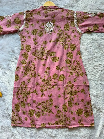 
Sana pink mul mul Lucknowi chikankari kurta set featuring delicate hand embroidery and soft breathable fabric for graceful everyday and festive ethnic wear by Hayat's Lucknowi.

