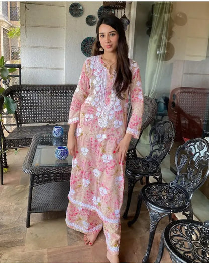 Pink mul mul kurta set with printed chikankari embroidery by Hayat’s Lucknowi
