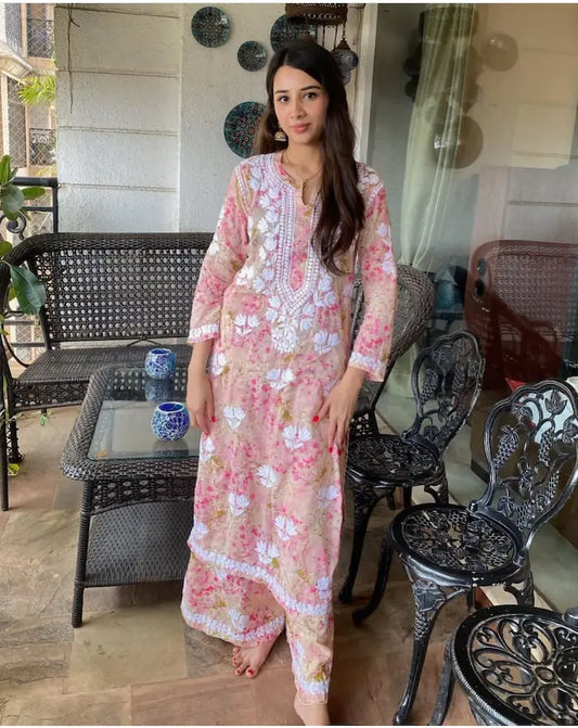 Pink mul mul kurta set with printed chikankari embroidery by Hayat’s Lucknowi