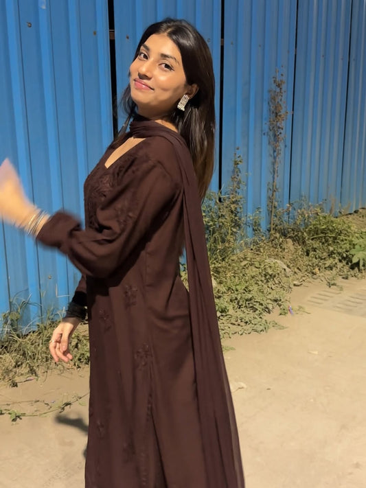 ज़ीनत ब्राउन रेयॉन लखनऊ चिकनकारी कुर्ता सेट दुपट्टे के साथ