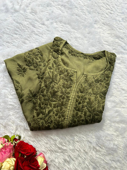 टॉफ़ी मॉडल लखनऊ चिकनकारी कुर्ता