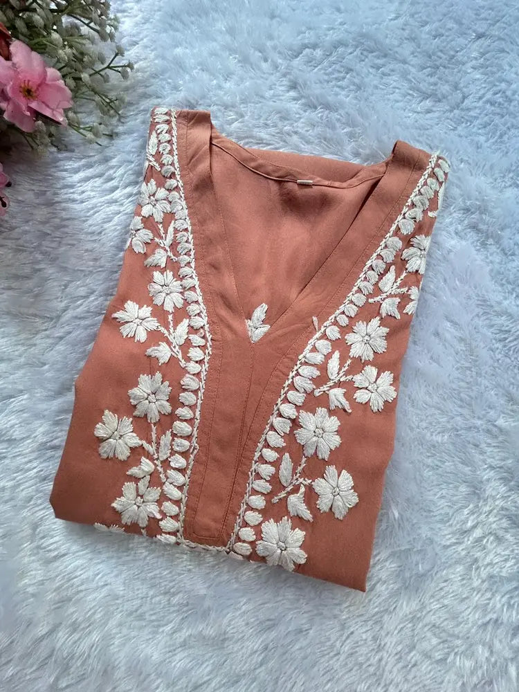 प्लम मॉडल लखनवी चिकनकारी कुर्ता