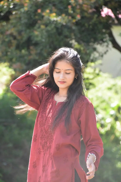 काली चिकनकारी शॉर्ट कुर्ती