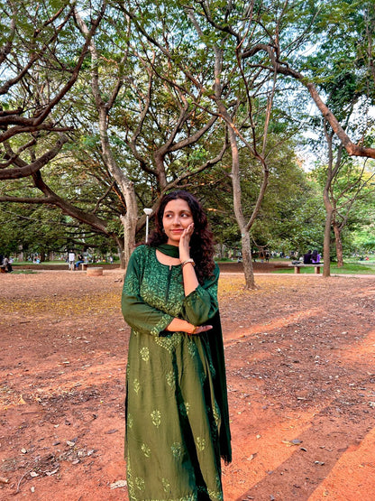 ज़ीनत बोतल हरा रेयॉन लखनऊ चिकनकारी कुर्ता सेट दुपट्टे के साथ