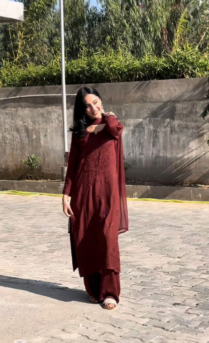 ज़ीनत ब्राउन रेयॉन लखनऊ चिकनकारी कुर्ता सेट दुपट्टे के साथ