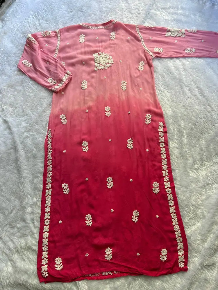 गुलाबी मलमल चिकनकारी कुर्ता