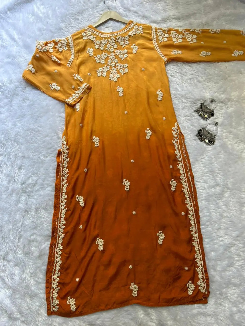 सरसों मलमल रेशम चिकनकारी कुर्ता