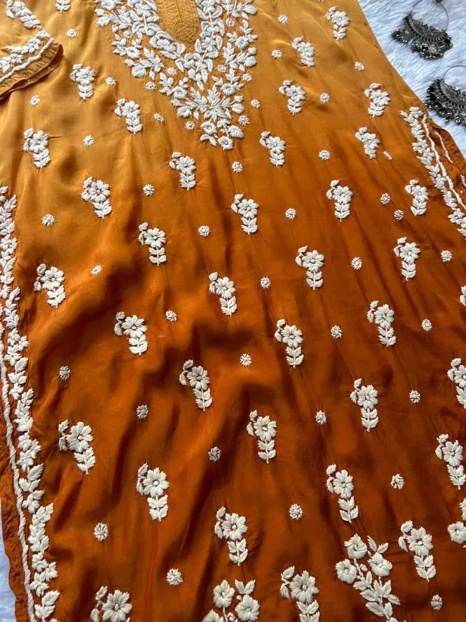 सरसों मलमल रेशम चिकनकारी कुर्ता