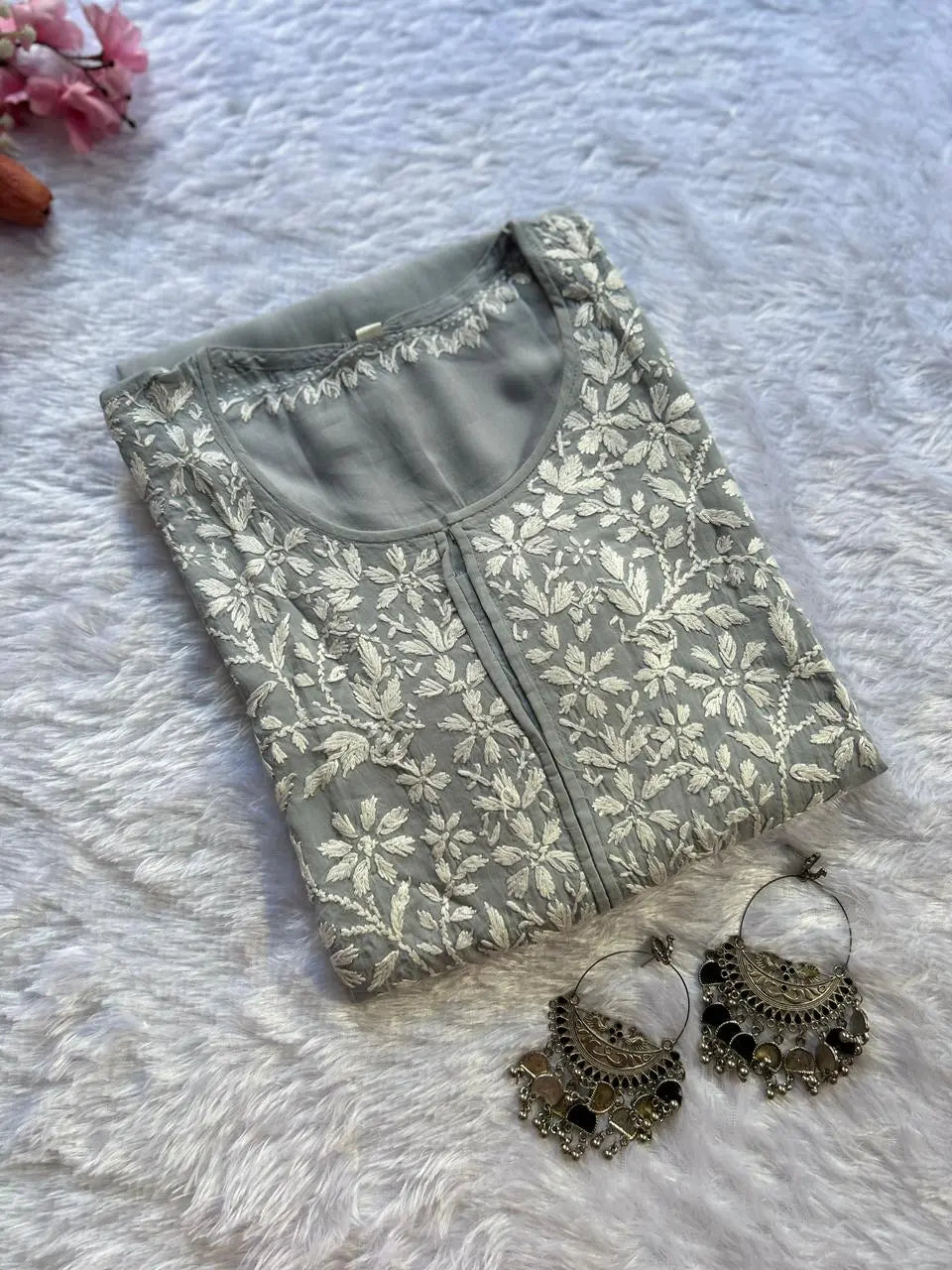 ग्रे मॉडल लखनऊ चिकनकारी कुर्ता