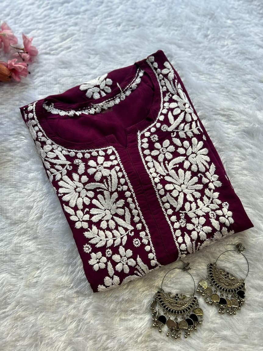 प्लम मॉडल लखनवी चिकनकारी कुर्ता