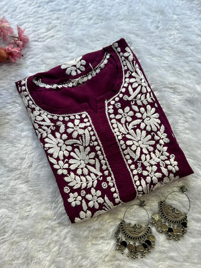प्लम मॉडल लखनवी चिकनकारी कुर्ता