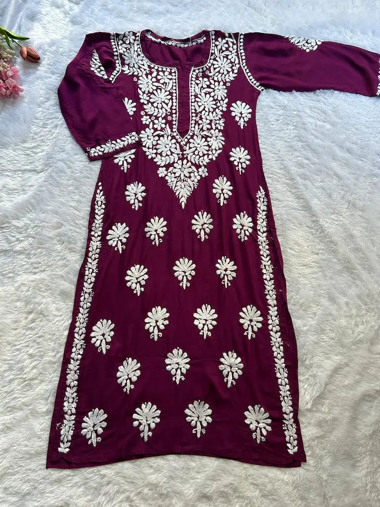 प्लम मॉडल लखनवी चिकनकारी कुर्ता