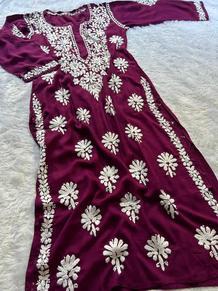 प्लम मॉडल लखनवी चिकनकारी कुर्ता