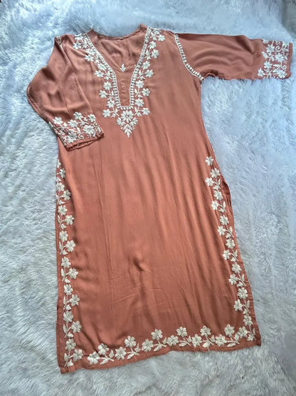 प्लम मॉडल लखनवी चिकनकारी कुर्ता