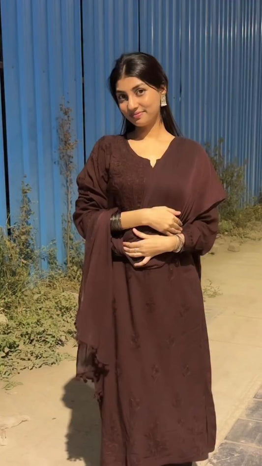 ज़ीनत ब्राउन रेयॉन लखनऊ चिकनकारी कुर्ता सेट दुपट्टे के साथ