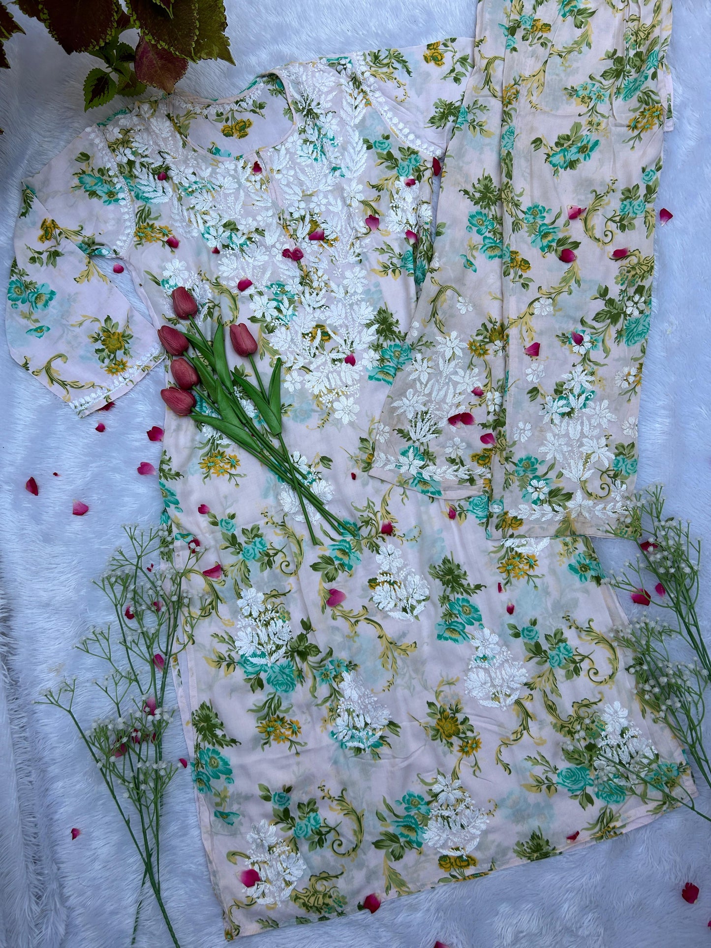 Set aus Chikankari-Modal mit Gulab-Pfirsichdruck