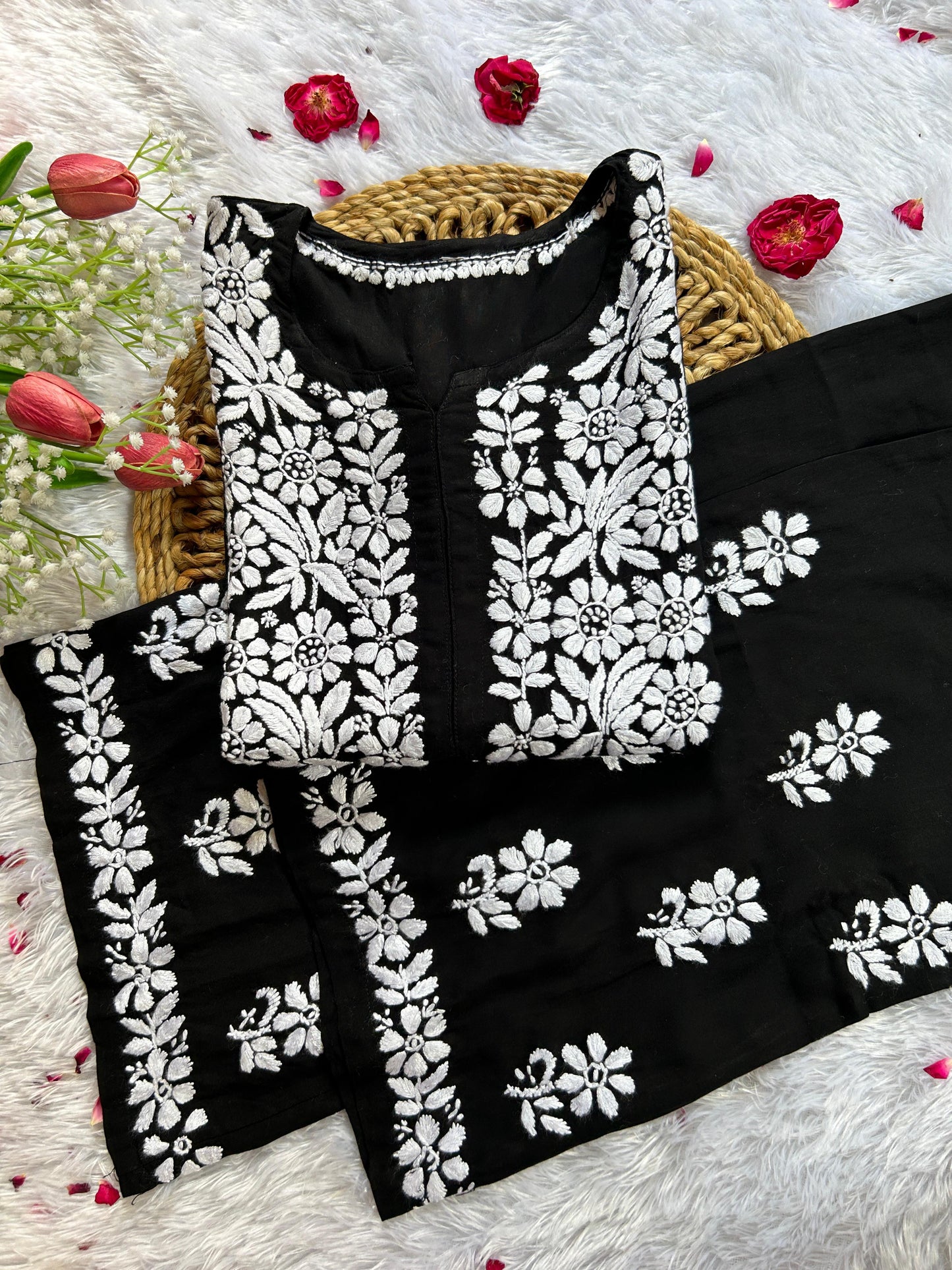 Schwarzes Chikankari-Rayon-Set von Khushi