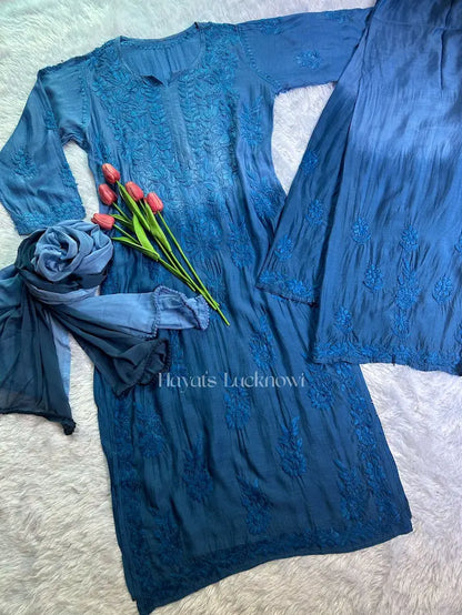 Blue muslin kurta set with chikankari embroidery by Hayat’s Lucknowi